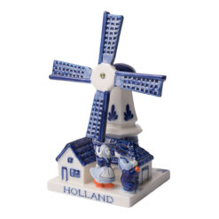 Molen met kussend paar klein
